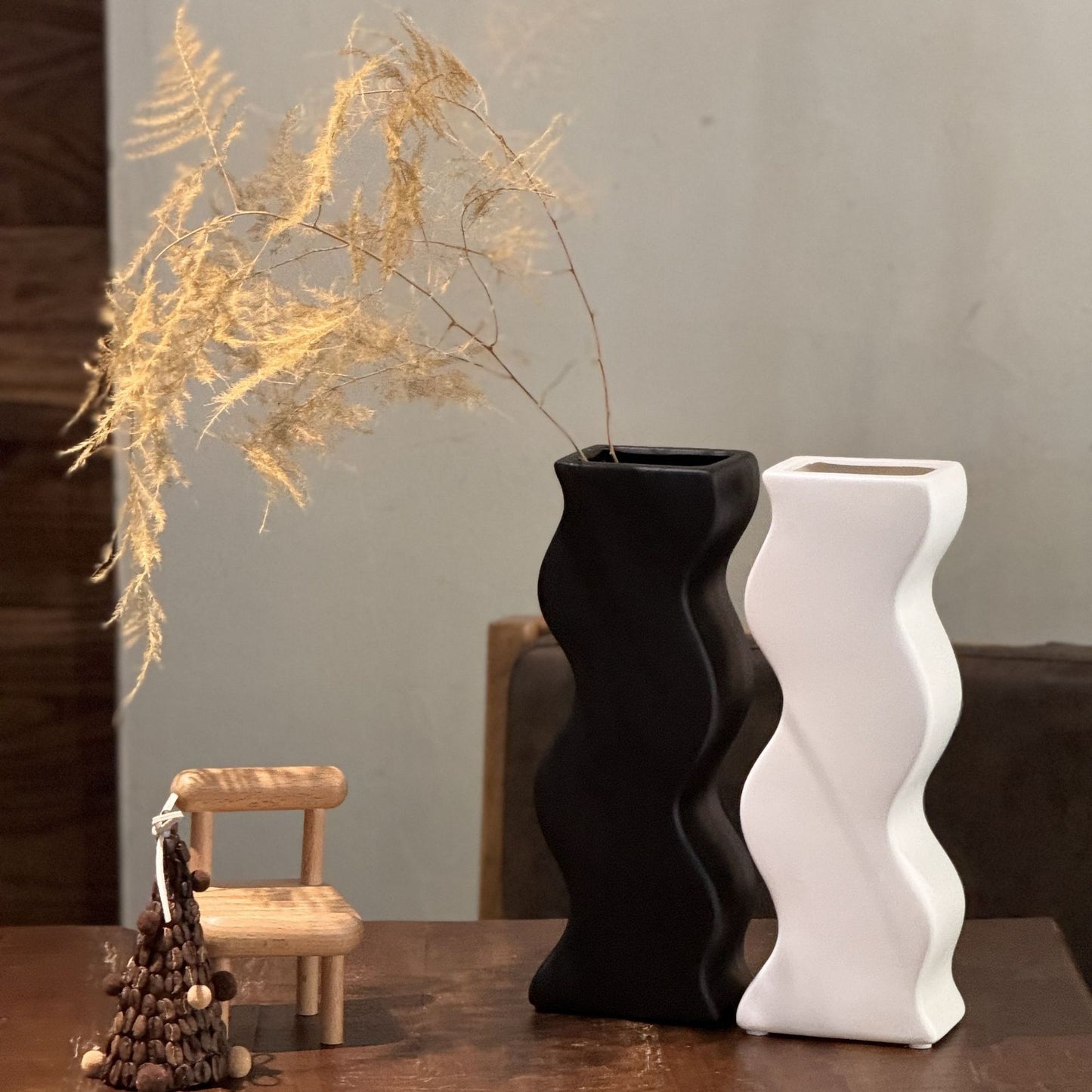 Wave ceramic vase simple nordic ornament chaozhou manufacturers wholesale second-hand niche design high-grade black and white flower arrangement